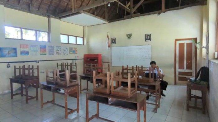 SEPI - Guru SDN Wayut 01 Kecamatan Jiwan, Kabupaten Madiun, sedang menunggu di salah satu kelas menanti kedatangan calon wali murid yang akan mendaftar di SPMB, Senin pagi (16/6/2025). SDN Wayut 01 baru mendapatkan 1 murid baru jelang tahun ajaran baru