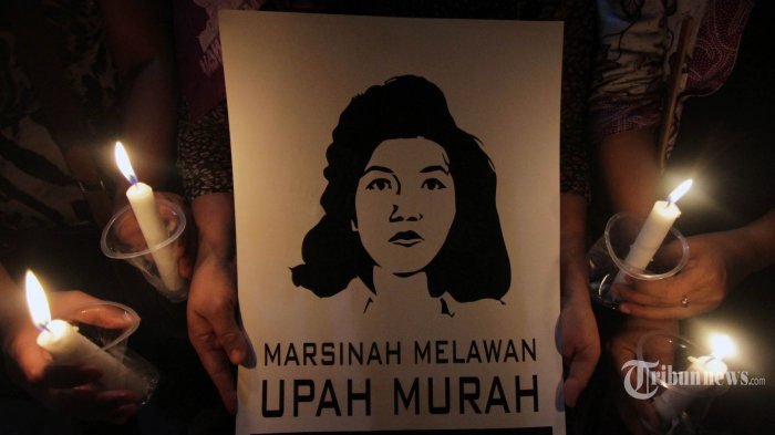 Sejumlah buruh melakukan aksi renungan mengenang kematian Marsinah dan Sebastian di Kawasan Berikat Nusantara, Cakung, Jakarta Utara, Jumat (8/5/2015).
