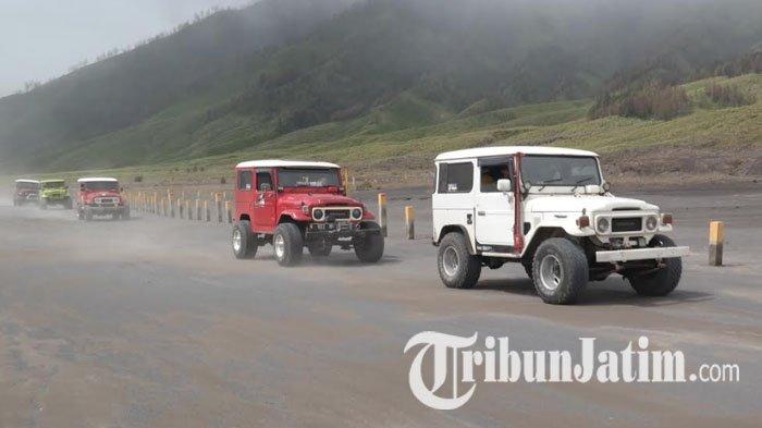 Sejumlah jeep melintas di kawasan Gunung Bromo, TNBTS, Kabupaten Probolinggo