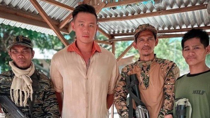 DITAHAN DI MYANMAR - Selebgram Arnold Putra pose bersama pasukan bersenjata yang diduga berada di Filipina. Belum lama ini, AP divonis 7 tahun penjara di Myanmar. Ia ditangkap dan dituduh mendanai pemberontak Myanmar.