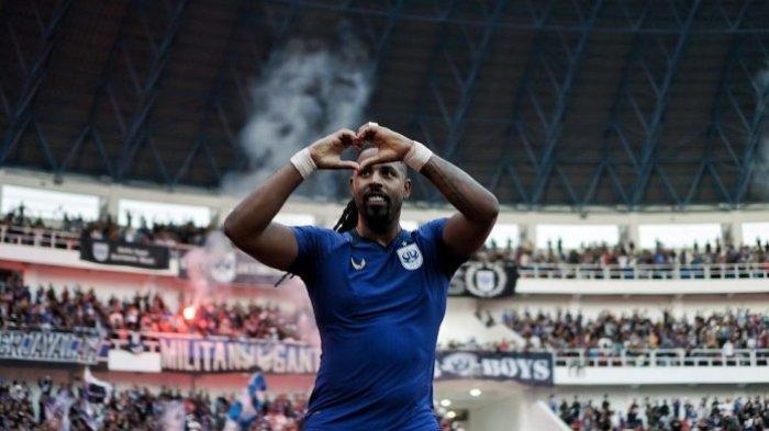 Selebrasi pemain PSIS Semarang Carlos Fortes usai membobol gawang mantim timnya, Arema FC.