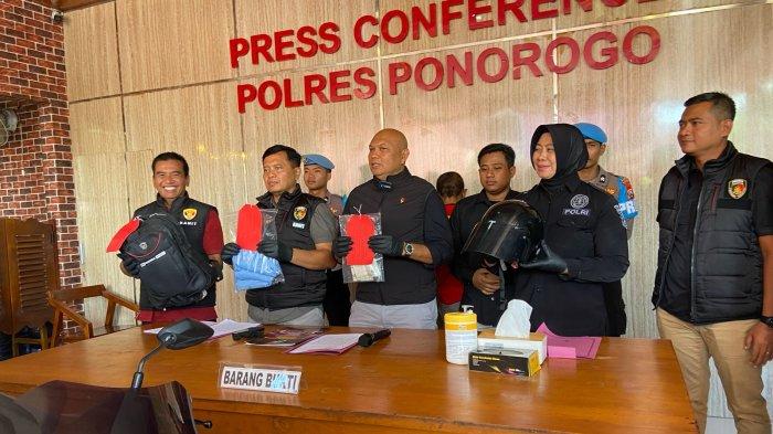 DUKUN PALSU - Kasatreskrim Polres Ponorogo, AKP Rudy Hidajanto (tengah, gundul) bersama Kasubag Humas Polres Ponorogo Iptu Yayun Sriwiningrum (pegang helm) dan kanit pidum Ipda Bambang Santoso (kiri Kasatreskrim), kanit PPA Ipda Dwi Ariyanto (pegang tas) dan Ipda Warsio (sebelah kanan kasubag humas) menunjukkan barang bukti pencurian motor saat presrilis di Mapolres Ponorogo, Jalan Bhayangkara, Kecamatan/Kabupaten Ponorogo, Jatim, Kamis (27/2/2025). Sepasang kekasih berinisial AP (45) dan SO (22) nyaru jadi dukun untuk mencuri motor di Desa Watubonang, Kecamatan Badegan, Kabupaten Ponorogo, Jatim.