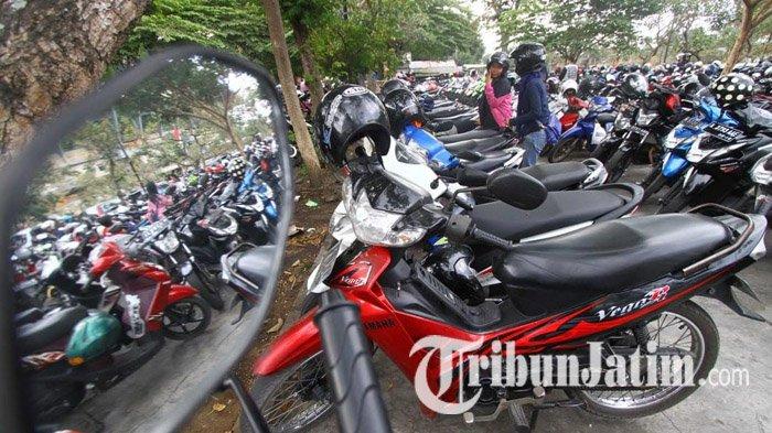 Parkir motor di belakang Mal Olympic Garden Kota Malang, 2020.