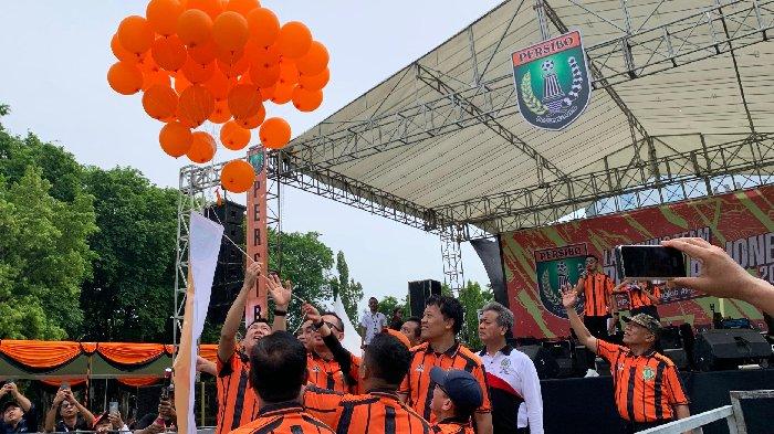 Manajemen Persibo Bojonegoro dan forkopimda setempat saat seremoni launching Persibo Bojonegoro, Minggu (3/12/2023) pagi.
