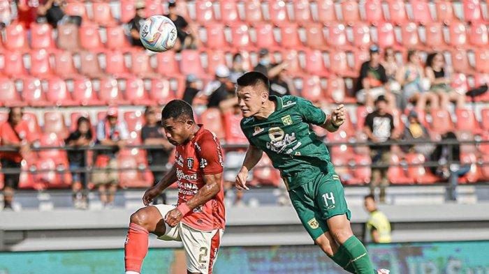 Pemain Persebaya, Sho Yamamoto melepaskan heading ke gawang Bali United di Stadion Kapten I Wayan Dipta, Bali, Jumat (20/10/2023) sore.