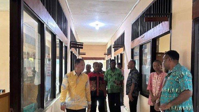 ASN PEMALAS DISIDAK - Wakil Bupati Kepulauan Yapen, Provinsi Papua, Roi Palunga, melakukan sidak ke kantor-kantor OPD dan kehadiran ASN jauh di bawah 50 persen.