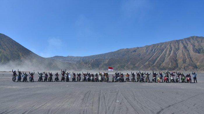PT SIER mengadakan kegiatan Touring dan Berkemah ke Gunung Bromo, termasuk menggelar upacara dan mengumandangkan lagu kebangsaan “Indonesia Raya” di padang pasir Bromo.