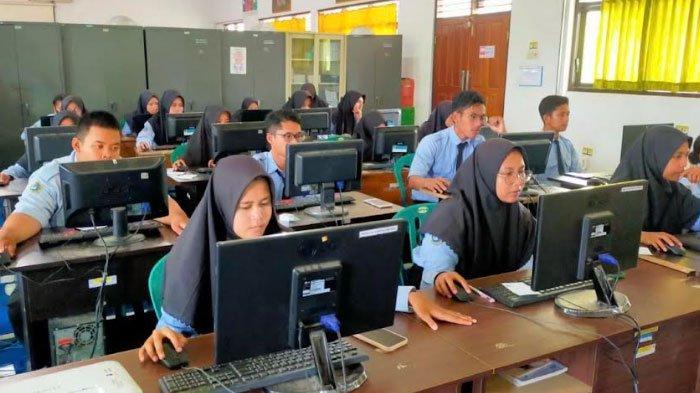 Pelaksanaan simulasi serentak Ujian Tes Berbasis Komputer Seleksi Nasional Berbasis Tes (UTBK-SNBT) untuk siswa SMA/SMK di Jawa Timur, Selasa (14/2/2023).