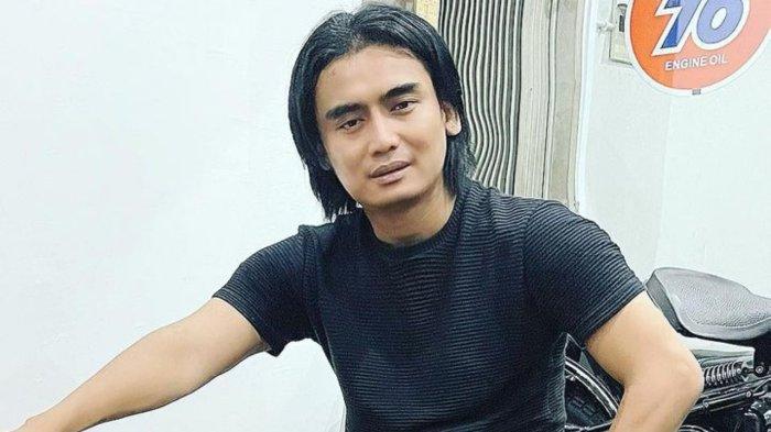ROYALTI MUSIK - Penyanyi Charly Van Houten turut buka suara soal polemik royalti musik. Dirinya membebaskan lagunya dipakai tanpa bayar royalti, Minggu (8/6/2025).
