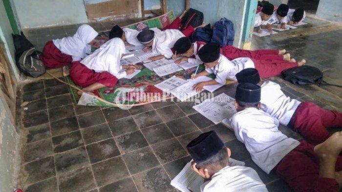 Selama 10 tahun, siswa SD di Tasikmalaya, Jawa Barat belajar di lantai. Mereka terpaksa karena sekolah tak memiliki meja dan kursi layak