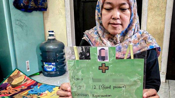Siti Aminah (42) ibunda korban siswi SMK di Bandung Barat yang meninggal dunia setelah 3 tahun dibully di sekolahnya, Senin (10/6/2024).