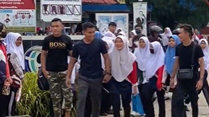 Seorang siswi dikawal tiga pria bak bodyguard.
