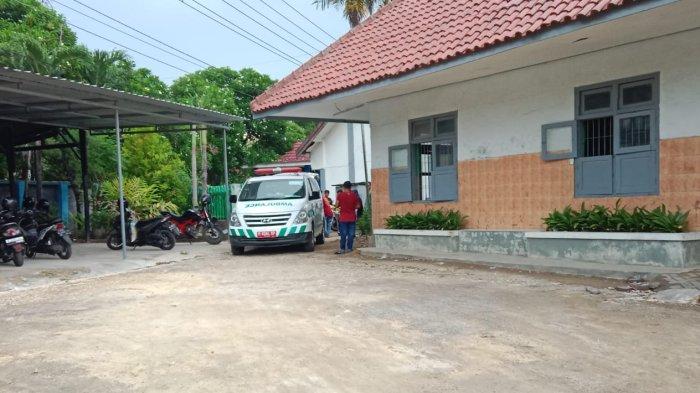 Mobil ambulan saat berada di halaman sekolah untuk membawa salah satu siswa setempat yang melahirkan ke dalam kelas, Kamis (30/11/2023).