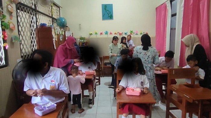 SLB TERBATAS - Uji coba makan siang bergizi di Sekolah Luar Biasa (SLB) Kemala Bhayangkari, Kelurahan Sumbergedong, Kecamatan/Kabupaten Trenggalek, Jawa Timur, Senin (24/2/2025). Hanya ada 3 SLB di Trenggalek, terbatasnya SLB di Trenggalek sebabkan banyak ABK putus sekolah.