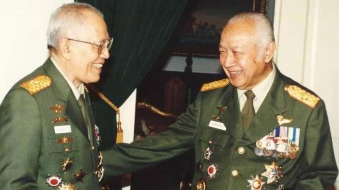 Jenderal Besar Soeharto berbincang dengan Jenderal Besar AH Nasution, sesaat sebelum menerima ucapan selamat pada acara silaturahmi di Istana Negara, Jakarta, Minggu (5/10/2007) siang.