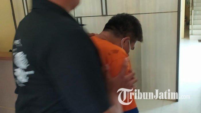 ED (49) warga Payakumbuh, Sumatera Barat, yang bekerja sebagai sopir jasa pengiriman paket atau ekpedisi di Surabaya, tega merudapaksa dua anak kandungnya sendiri yang masih duduk di bangku SMA, selama tiga tahun, Selasa (29/10/2024).