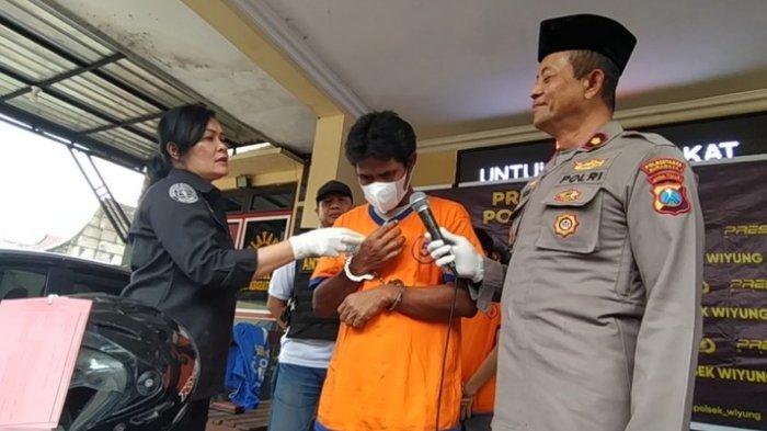 TERLIBAT KRIMINALITAS -Tersangka FW (45) diinterogasi Kapolsek Wiyung Polrestabes Surabaya Kompol Slamet Agus Sumbono. Bersama temannya YS (22) yang kini ditangkap Anggota Polsek Tegalsari, Tersangka FW pernah mencuri 3 motor di lokasi berbeda. Modusnya, berkeliling berlagak mencari kosan.