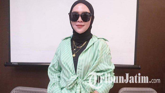 Meylisa Zaara, penggagas Komunitas Hijabers Tulungagung yang membuka usaha busana muslimah, Sabtu (8/7/2023).