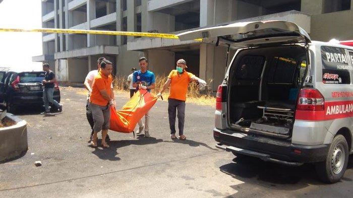 Proses evakuasi jenazah mahasiswi Unair di Sidoarjo. Mahasiswi tersebut dikenal penurut dan pendiam. Ia merupakan anak paling disayangi orangtuanya.