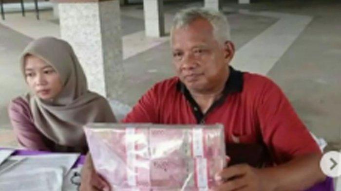 Seorang ayah membuat sayembara siapapun bisa mendamaikan dirinya dengan istri dan anaknya akan mendapat hadiah.