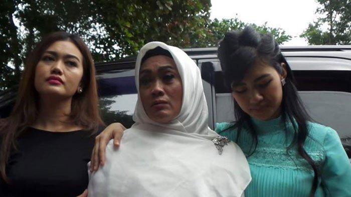 Della Perez dan ibunda, Sri Wulansih