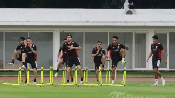 INDONESIA VS BAHRAIN - Timnas Indonesia melakukan sesi latihan di Stadion Madya, Kompleks Gelora Bung Karno, Senayan, Jakarta, Sabtu (22/3/2025). Di kesempatan itu, Patrick Kluivert mengungkap strategi melawan Bahrain dalam laga Kualifikasi Piala Dunia 2026 Zona Asia besok Selasa (25/3/2025).
