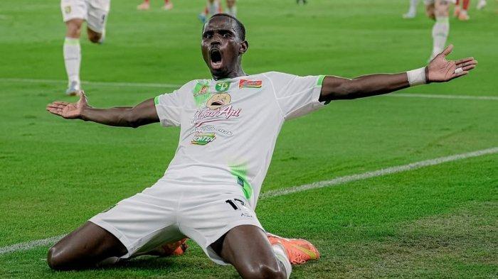 IMBANG - Flavio Silva, striker Persebaya, melakukan selebrasi setelah menjebol gawang Persija di Stadion Gelora Bung Karno (GBK), Jakarta, Sabtu (12/4/2025) malam. Laga pekan ke-28 Liga 1 2024/2025 ini berakhir imbang 1-1.