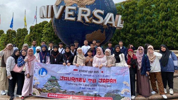 PROGRAM STUDY TOUR KE JEPANG - Siswi SMP Al Azhar 21 Solo Baru saat berfoto di Universal Studio Jepang. Untuk kegiatan study tour ini per siswi membayar Rp29 juta.