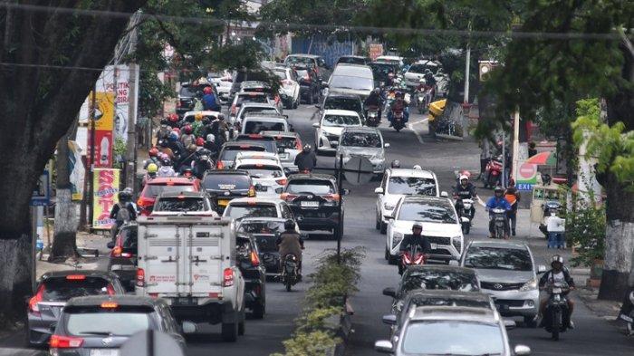 Pengendara memadati area Jalan Ir Soekarno, Kota Batu, Jawa Timur, Senin (25/12/2023). Dinas Perhubungan (Dishub) Kota Batu menyebut sejak Jumat (22/12/2023) kendaraan masuk ke Kota Batu berjumlah 63.833 hingga Sabtu (23/12/2023) jumlah kendaraan masuk secara keseluruhan di Kota Batu sebanyak 161.105 kendaraan. Dishub Kota Batu akan menerapkan rekayasa lalu lintas, buka tutup jalur apabila terjadi kemacetan.