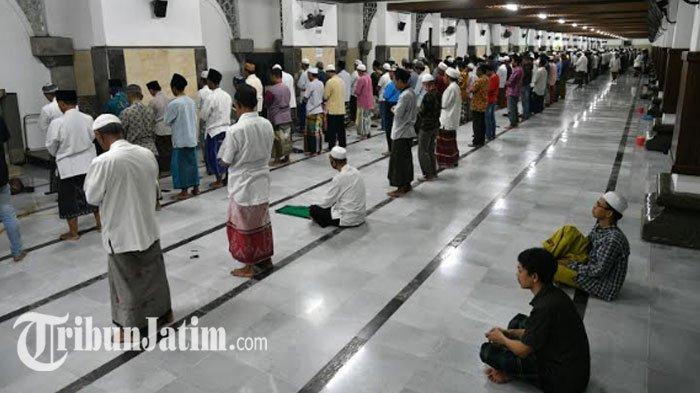 Suasana hari pertama salat tarawih di Masjid Sunan Ampel Surabaya, Kamis (24/4/2020).