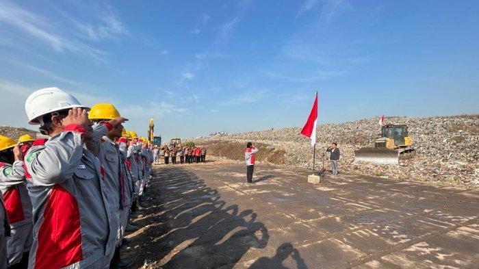 Suasana upacara HUT RI ke-78 yang digelar di atas tumpukan sampah TPA Jabon