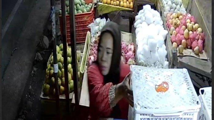 Tangkapan layar rekaman CCTV emak yang mengambil satu boks buah-buahan di Kios Buah Kelurahan Kotakulon, Kecamatan Bondowoso, Selasa (12/11/2024)