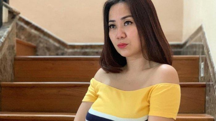 Tante Ernie yang viral jawab pilih Hotman atau Ariel Noah