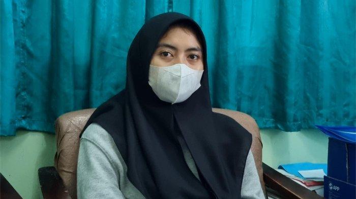 KECELAKAAN MAUT GRESIK - Tasya masih duduk di kursi ruang kamar jenazah RSUD Ibnu Sina Gresik, Kamis (10/4/2025).