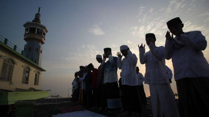 Warga di Kampung Nelayan Nambangan menunaikan Shalat Idul Fitri 1440 H di Masjid Al Mabrur Nambangan, Surabaya, Jawa Timur, Rabu (5/6/2019) lalu.