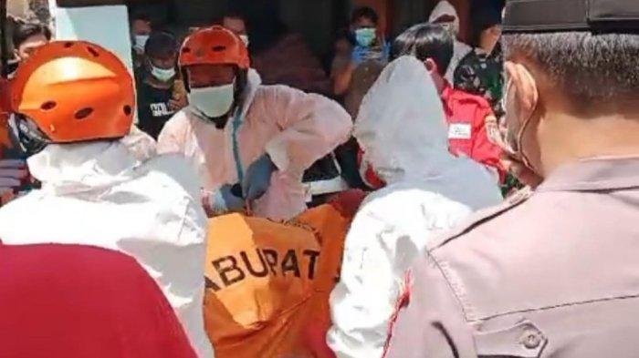 TEMUAN JASAD WANITA - Proses Evakuasi  jenazah S untuk diotopsi di RSUD Dr. R. Koesma Kabupaten Tuban, Selasa (18/2/2025) 