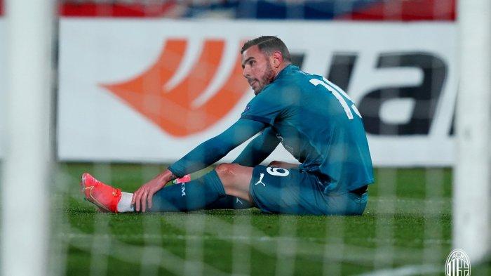 Theo Hernandez menunjukan ekspresi kecewa usai ditahan imbang Red Star