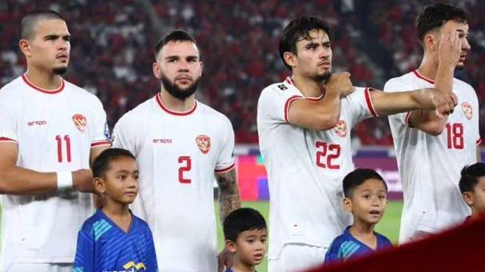 Para pemain Timnas Indonesia (dari kiri ke kanan), Ragnar Oratmangoen, Calvin Verdonk, Nathan Tjoe A On, dan Ivar Jenner, jelang pertandingan kualifikasi Piala Dunia 2026 melawan Australia di Stadion Gelora Bung Karno Senayan, Jakarta, Selasa (10/9/2024). Timnas Indonesia kini mendapat amunisi baru dari tiga pemain.