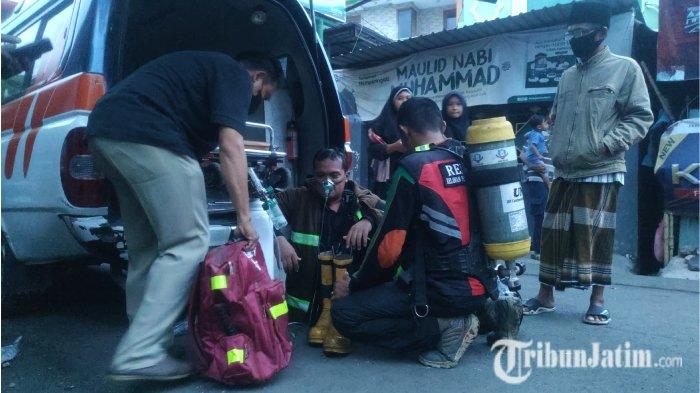Tim medis tengah memberikan bantuan oksigen kepada seorang petugas Damkar Kota Probolinggo dari Regu III, Bambang Waluyo, saat Pasar Leces Probolinggo terbakar, Senin (4/12/2023).