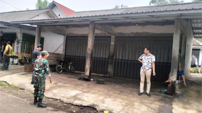 TKP CAROK MAUT - Tempat kejadian perkara peristiwa duel senjata tajam di jalanan Desa Tanggung, Kecamatan Padang, Kabupaten Lumajang, Jawa Timur, Minggu (23/2/2025). 1 orang dilaporkan tewas akibat peristiwa tersebut.