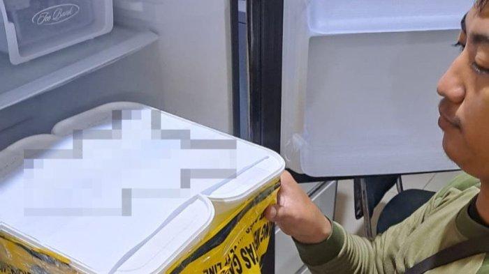 SEGEL TOKO ES KRIM - Petugas Satpol-PP Surabaya menindak toko es krim di Surabaya Barat yang kedapatan menjual produk dengan kandungan alkohol hingga 40 persen. Selain melakukan penyegelan, petugas juga melakukan interogasi kepada pemilik stan.