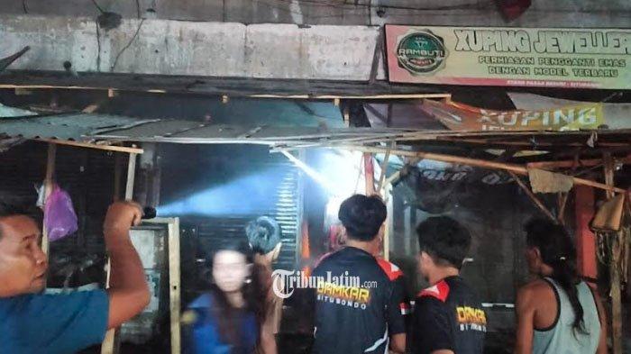 Toko milik pedagang di Pasar Besuki, Kabupaten Situbondo, terbakar, Senin (21/10/2024) malam.