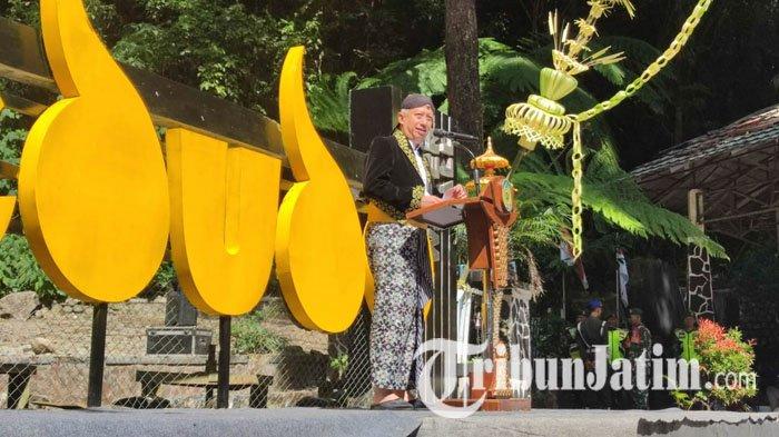 Pj Bupati Nganjuk, Sri Handoko Taruna saat menghadiri acara Siraman Sedudo di Air Terjun Sedudo, Desa Ngliman, Kecamatan Sawahan, Nganjuk, Sabtu (20/7/2024). Tradisi Siraman Sedudo dihelat secara rutin setiap tanggal 15 Suro.