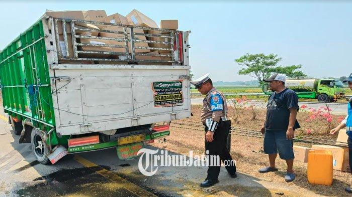 truk bak terbuka muatan pasokan obat-obatan medis dalam wadah kemasan kardus di Tol Surabaya-Mojokerto, KM 714.400 Jalur A, pada Jumat (16/8/2024) siang.