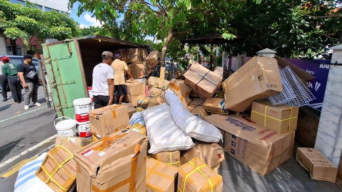 KECELAKAAN - truk muatan ekspedisi nopol AE 8079 BC, terguling setelah menabrak  seorang pengendara sepeda motor matic Honda Vario, berplat nomor AE 6603 CH, di Simpang Lima Lalu Lintas Jalan Dr Sutomo, Kota Madiun, Senin siang (9/6/2025). Muatan berhamburan hingga dievakuasi satu persatu