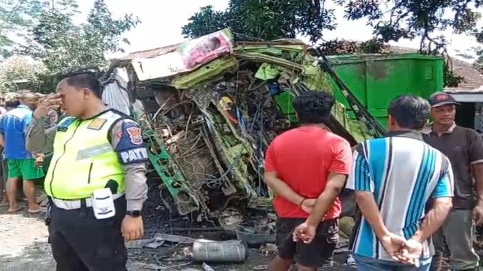 Diduga rem blong, truk tronton Hino dengan nomor polisi S 9597 UT tak bisa mengendalikan lajunya hingga menabrak pagar masjid di Jalan Raya Kedungjajang, Kabupaten Lumajang, Jawa Timur, Selasa (30/1/2024).