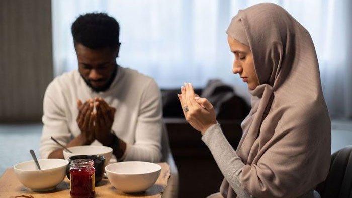 WAKTU NIAT PUASA - Ilustrasi sahur di bulan Ramadan. Majelis Ulama Indonesia (MUI) mengatakan, waktu paling utama membaca niat puasa Ramadan adalah malam hari, Senin (24/2/2025).