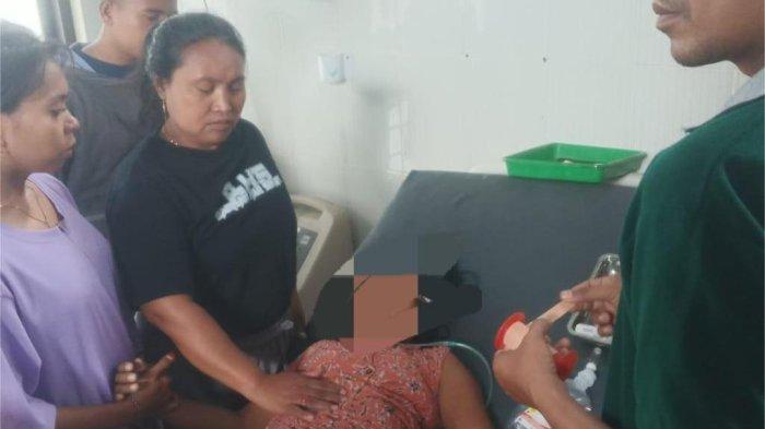WANITA TERLUKA - BS wanita berusia 48 tahun saat mendapatkan pertolongan pertama di Puskesmas Taman Krocok setelah diselamatkan dari aksi percobaan bunuh di Desa Sumber Penang, Kecamatan Taman Krocok, pada Minggu (9/3/2025). Meski selamat, kini BS menjalani perawatan intensif di RSUD dr. Koesnadi, Bondowoso.