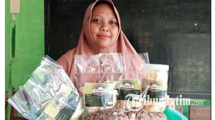 Melisa Susanti (32), warga Dusun Perkebunan, Desa Kresikan, Kecamatan Tanggunggunung, Tulungagung, Jawa Timur, menunjukkan produk keripik talas buatannya, Sabtu (10/8/2024).