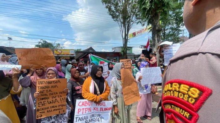 WARGA DEMONSTRASI - Seratusan warga yang mengatasnamakan sebagai Forum Petani Desa Kaligedang, Kecamatan Ijen saat melakukan aksi demo di Pengadilan Negeri Bondowoso, pada Selasa (4/2/2025). Mereka menuntut pembebasan 3 petani yang sedang ditahan dan disidang terkait kasus dugaan pasal 160 KUHP atas dugaan telah melakukan tindak pidana penghasutan.